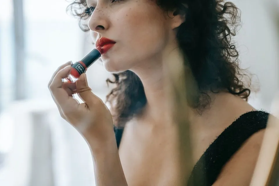 Kenali 4 Ciri-ciri Lipstik Kadaluwarsa yang Kadang Nggak Disadari 8 Ciri ciri lipstik kadaluarsa