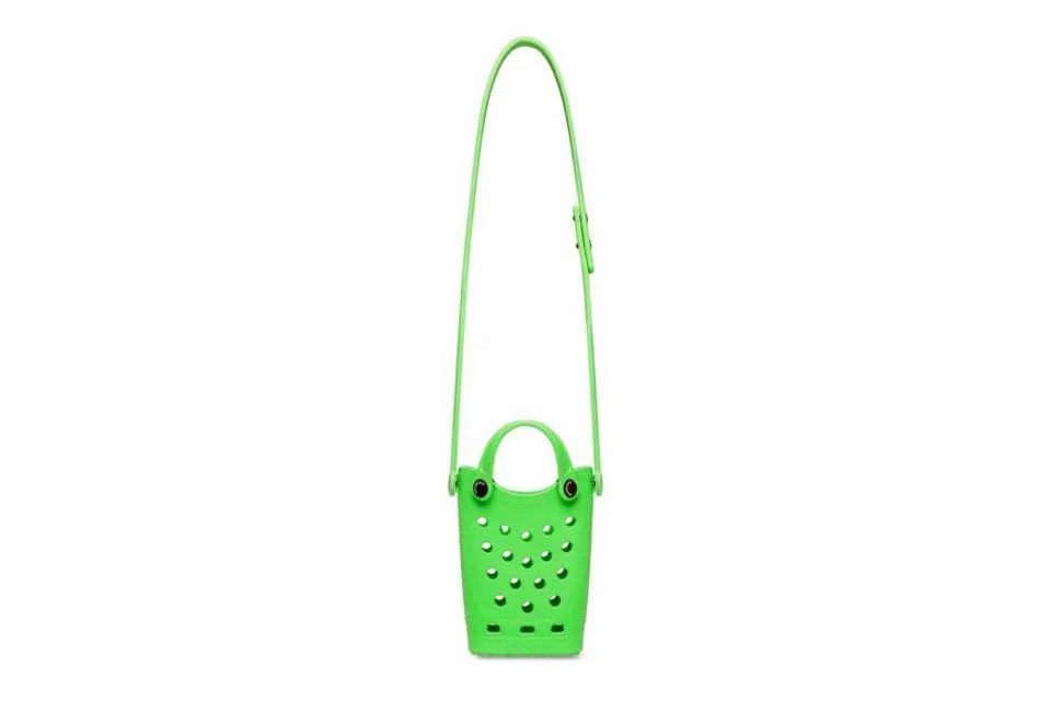 Balenciaga dan Crocs Rilis Tas Karet Senilai Rp18 Juta. Bisa Dipakai Buat Apa, ya? 4