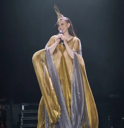 Penampilan Rossa di Konser 25 Tahun Berkarya, Pakai Gaun Fashion Designer Kelas Dunia 9