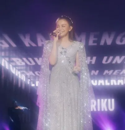 Penampilan Rossa di Konser 25 Tahun Berkarya, Pakai Gaun Fashion Designer Kelas Dunia 10