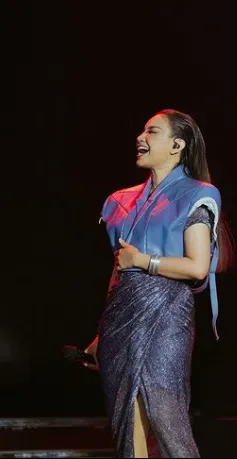 Penampilan Rossa di Konser 25 Tahun Berkarya, Pakai Gaun Fashion Designer Kelas Dunia 11