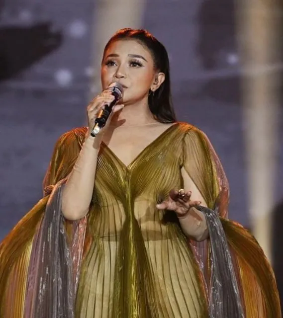 Penampilan Rossa di Konser 25 Tahun Berkarya, Pakai Gaun Fashion Designer Kelas Dunia 16