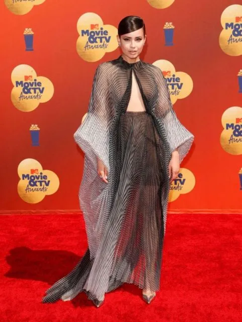 Intip Gaya Selebritas di Karpet Merah MTV Movie and TV Awards 2022 15