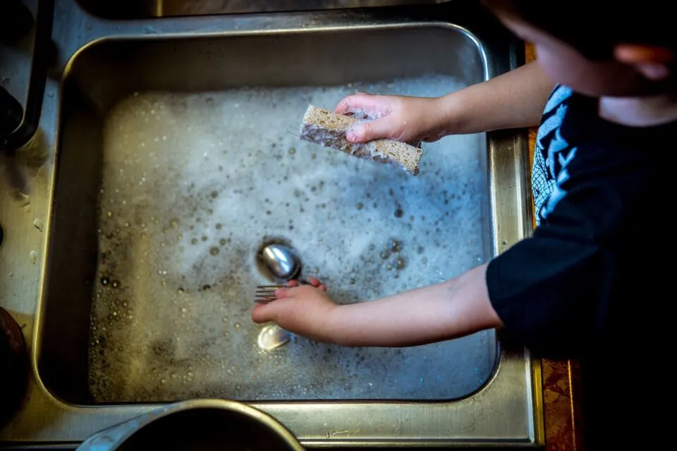 6 Alasan Kenapa Liburan Sekolah saat Kecil Jadi Momen yang Menyebalkan, Pernah Mengalami? 12 anak cuci piring