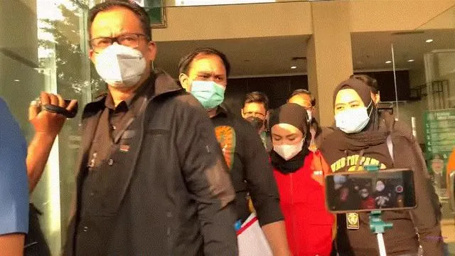Medina Zein Akhirnya Dijemput Paksa Polisi, Potretnya Pakai Rompi Tahanan Jadi Sorotan 4 Medina zein dijemput paksa polisi