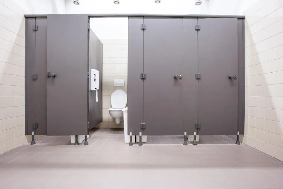 Serba-Serbi Rasanya Buang Air di Toilet Umum yang Pintunya Nggak Sampai Bawah 5