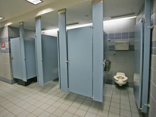Serba-Serbi Rasanya Buang Air di Toilet Umum yang Pintunya Nggak Sampai Bawah 6