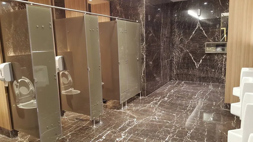 Serba-Serbi Rasanya Buang Air di Toilet Umum yang Pintunya Nggak Sampai Bawah 4
