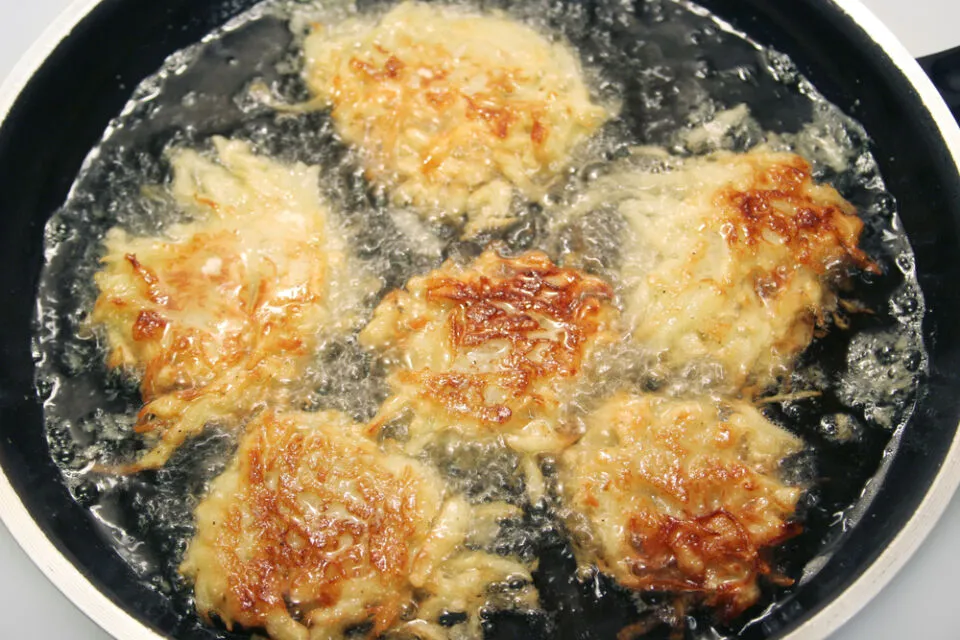 8 Tips Agar Wajan Baru Nggak Lengket saat Digunakan untuk Menggoreng 12 Cara membersihkan wajan lengket