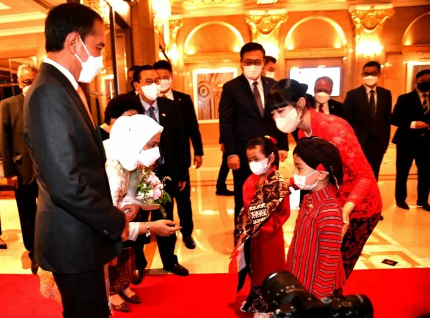 Dita Karang Secret Number Sambut Presiden Jokowi di Korea Selatan, Banjir Pujian 5 Dita Karang menyambut presiden