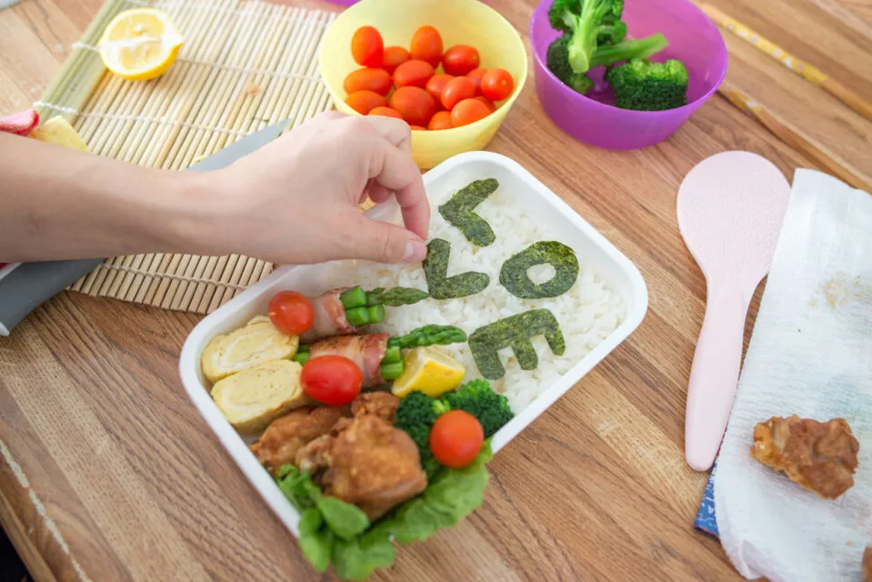 4 Tren yang Tanpa Kita Sadar Ikut Memenuhi Hak-Hak Anak 6 menyiapkan bekal