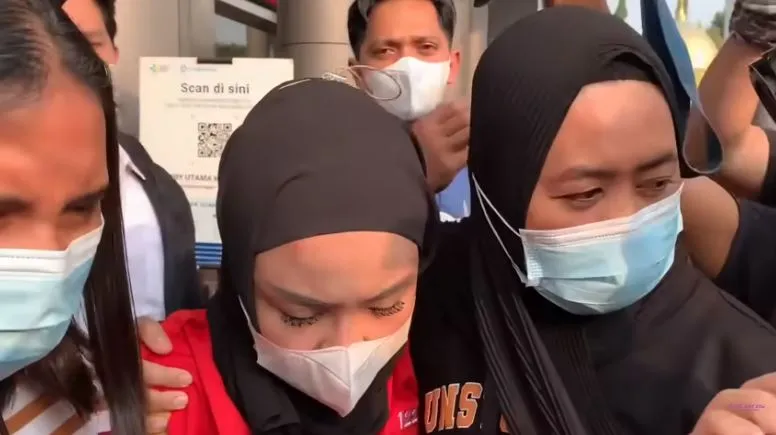 Medina Zein Akhirnya Dijemput Paksa Polisi, Potretnya Pakai Rompi Tahanan Jadi Sorotan 5 Medina zein dijemput paksa polisi
