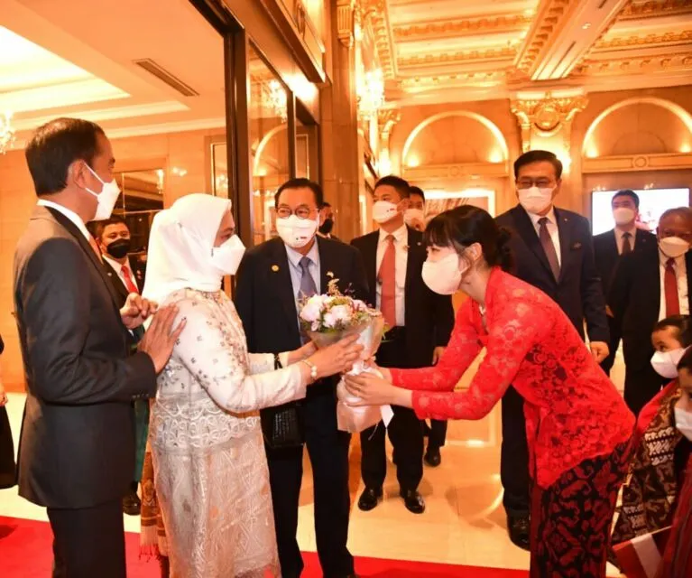 Dita Karang Secret Number Ditunjuk Jadi Duta Bilateral Indonesia-Korea Selatan 5 Dita Karang menyambut presiden