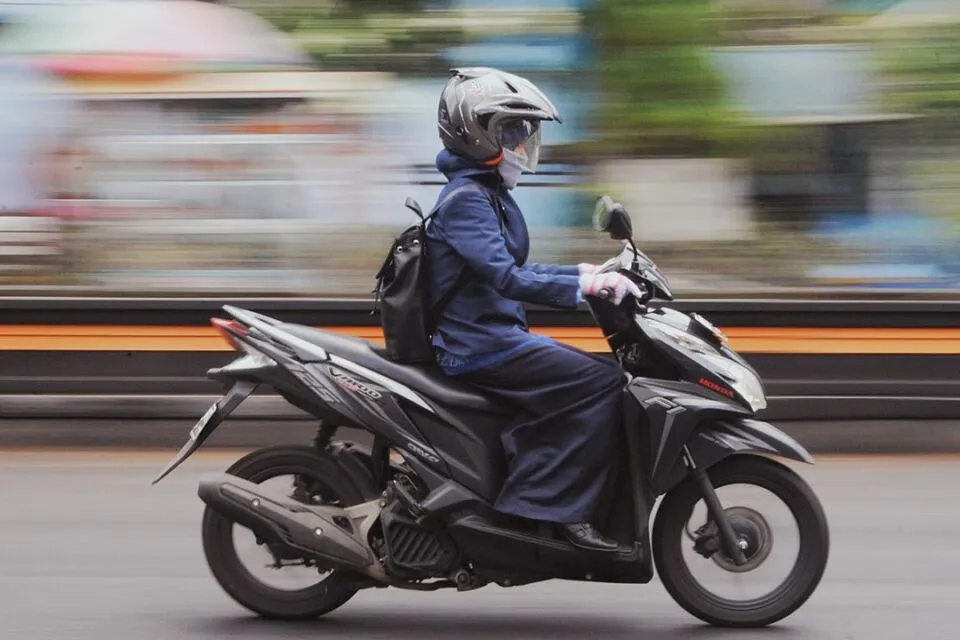 Suka Duka Nggak Bisa Naik Motor Sendiri. Ternyata Nggak Semenyedihkan yang Orang Kira kok~ 9 suka duka nggak bisa anaik motor