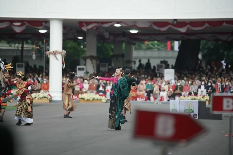 Naura Ayu Minta Maaf dan Beri Penjelasan Soal Kesalahan saat Nyanyi di Istana 4 Naura ayu di istana