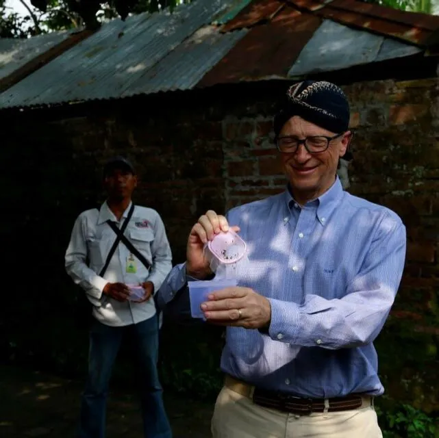 Bill Gates Ungkap Keberhasilan Riset Nyamuk Pencegah Demam Berdarah di Yogyakarta 5 Bill Gates lepas nyamuk di Yogyakarta