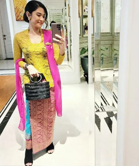 Dian Sastrowardoyo Dukung Kebaya Diakui Unesco. Intip Koleksi Kebayanya, Ada yang Harga 25 Ribu! 9 Dian Sastrowardoyo berkebaya