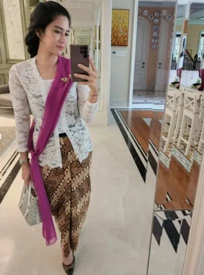 Dian Sastrowardoyo Dukung Kebaya Diakui Unesco. Intip Koleksi Kebayanya, Ada yang Harga 25 Ribu! 10 Dian Sastrowardoyo berkebaya