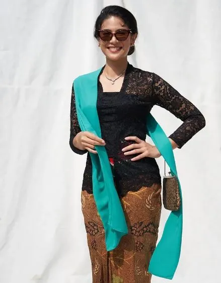 Dian Sastrowardoyo Dukung Kebaya Diakui Unesco. Intip Koleksi Kebayanya, Ada yang Harga 25 Ribu! 11 Dian Sastrowardoyo berkebaya