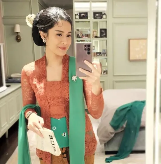 Dian Sastrowardoyo Dukung Kebaya Diakui Unesco. Intip Koleksi Kebayanya, Ada yang Harga 25 Ribu! 12 Dian Sastrowardoyo berkebaya