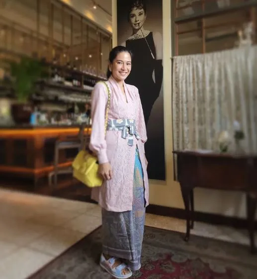 Dian Sastrowardoyo Dukung Kebaya Diakui Unesco. Intip Koleksi Kebayanya, Ada yang Harga 25 Ribu! 13 Dian Sastrowardoyo berkebaya