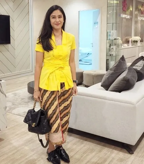 Dian Sastrowardoyo Dukung Kebaya Diakui Unesco. Intip Koleksi Kebayanya, Ada yang Harga 25 Ribu! 14 Dian Sastrowardoyo berkebaya