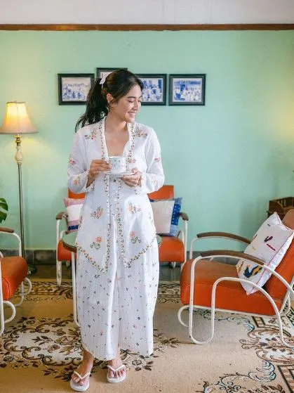 Dian Sastrowardoyo Dukung Kebaya Diakui Unesco. Intip Koleksi Kebayanya, Ada yang Harga 25 Ribu! 15 Dian Sastrowardoyo berkebaya