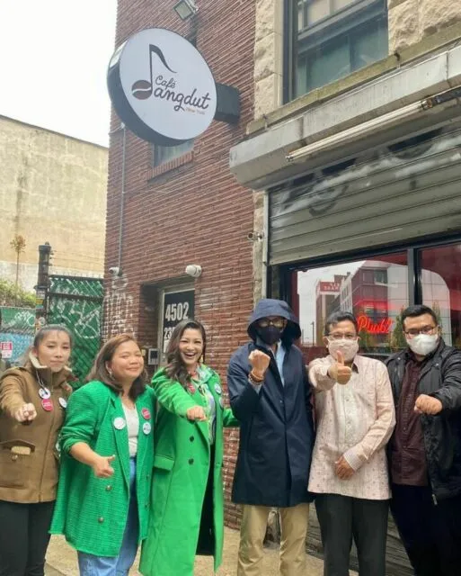 Fitri Carlina Dangdutan di Times Square, Ratusan Penonton Antusias Bergoyang 2 Sandiaga Uno saat mengunjungi Cafe Dangdut di New York