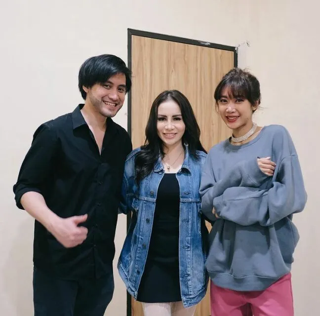 Kronologi Kisruh Rumor Momo Dikeluarkan Sepihak oleh Geisha. Begini Penjelasannya! 3 Momo dan Geisha