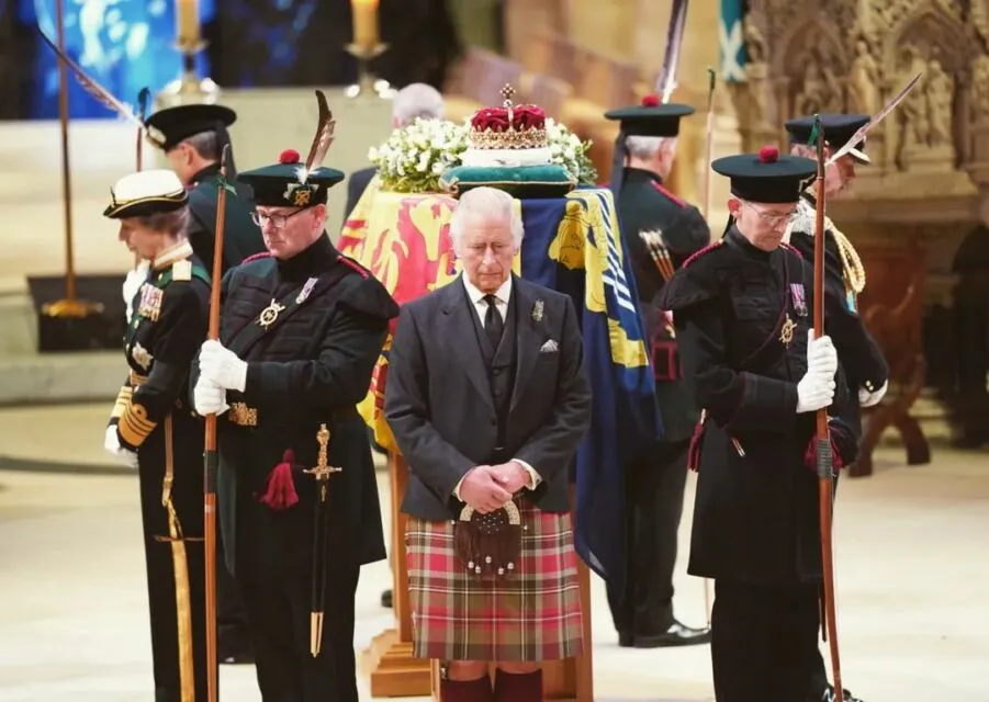 Ekspresi Raja Charles III Disorot, Kesal Gara-gara Pena Bocor Kotori Tangannya 2 Raja Charles III memimpin prosesi pemakaman Ratu Elizabeth II