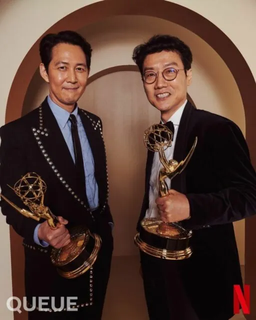 Lee Jung-jae Raih Penghargaan Aktor Terbaik di Emmy Awards 2022, Pertama dalam Sejarah! 2 Lee Jung-jae dan Hwang Dong-hyuk memegang piala Emmy Awards 2022