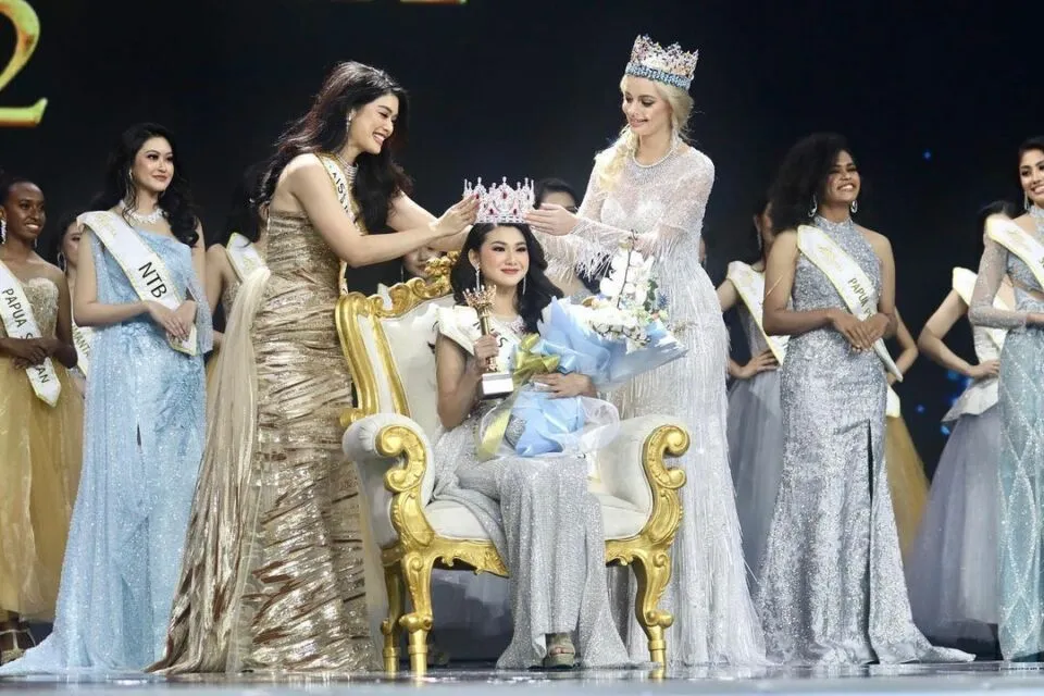 Audrey Vanessa Terpilih Sebagai Miss Indonesia 2022: Ini Mimpiku Sejak Kecil 4 Penyematan mahkota Miss Indonesia 2022