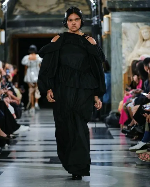 Shahnaz Indira, Model Indonesia yang Debut Internasional di London Fashion Week 2022 3 Catwalk Shahnaz Indira di LFW 2022