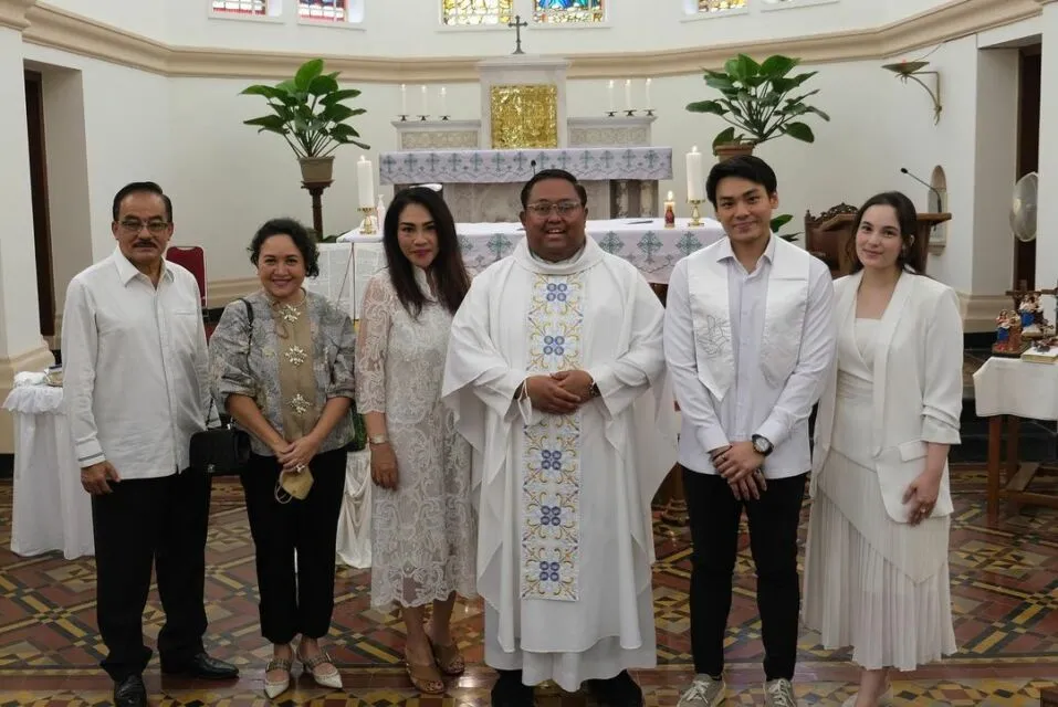 Momen Chelsea Islan Dampingi Rob Clinton Dibaptis di Gereja: Welcome Home, Darling 4 Momen Chelsea Islan dampingi pembaptisan Rob Clinton
