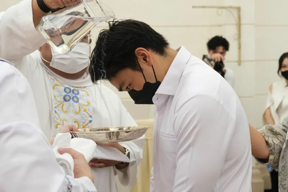 Momen Chelsea Islan Dampingi Rob Clinton Dibaptis di Gereja: Welcome Home, Darling 5 Prosesi pembaptisan Rob Clinton