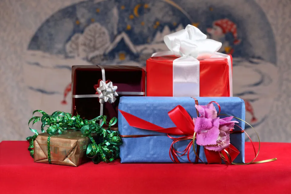 Dilema Kasta Dompet Tipis saat Terima Banyak Hadiah Usai Sidang Skripsi 5 hadiah sidang