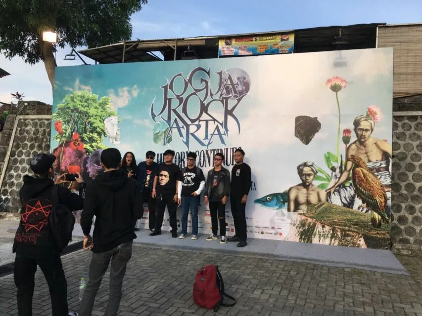 Akhir Pekan di JogjaROCKarta Festival 2022 dengan Panggung Rock Banyak Aksi 6 Pakaian serba hitam