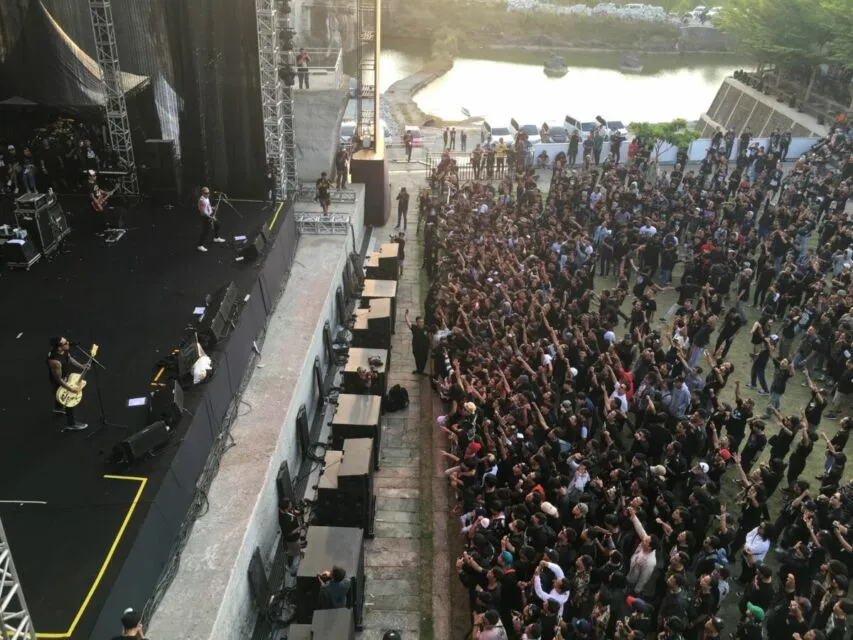 Akhir Pekan di JogjaROCKarta Festival 2022 dengan Panggung Rock Banyak Aksi 10 Penonton moshing di tribun
