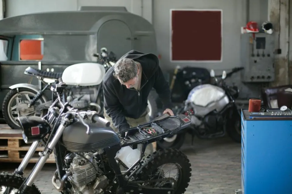 Alasan Kenapa Cewek Sering Kaget dengan Biaya Servis Motor yang Kelewat Mahal 8 cewek naik motor