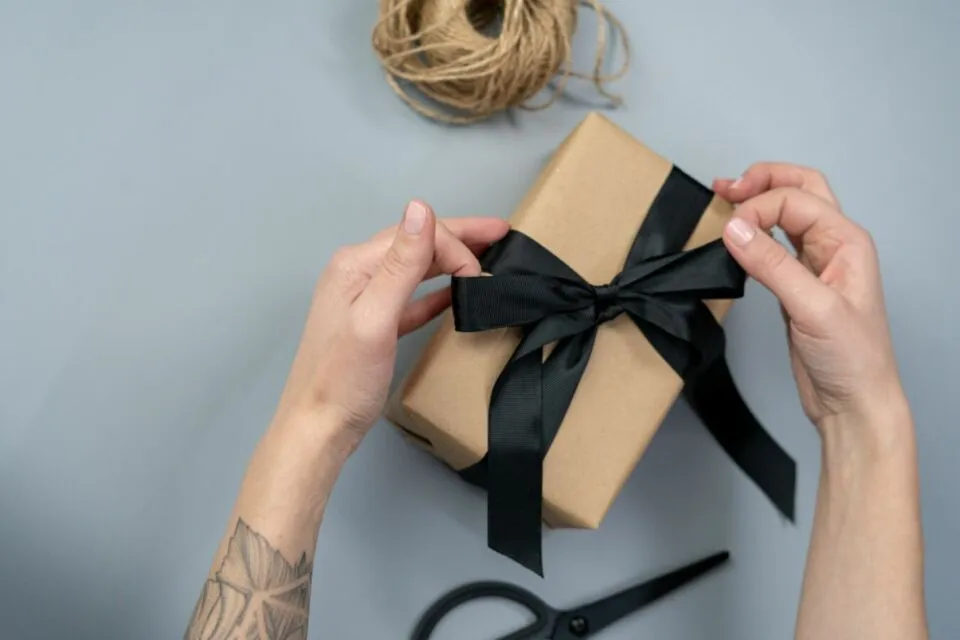 Dilema Kasta Dompet Tipis saat Terima Banyak Hadiah Usai Sidang Skripsi 7 hadiah sidang