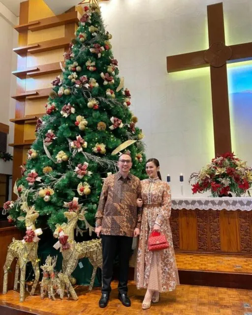 Astrid Tiar Beberkan Isi Perjanjian Sebelum Nikah, Warganet: Keren Prinsipnya! 5 Astrid Tiar dan suami