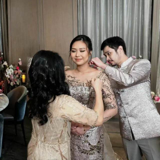 Syahdunya Momen Lamaran Jess No Limit dan Sisca Kohl dengan Adat Tionghoa 10 Prosesi memasangkan kalung