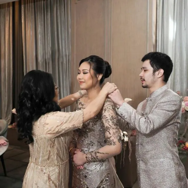 Syahdunya Momen Lamaran Jess No Limit dan Sisca Kohl dengan Adat Tionghoa 9 Prosesi memasangkan kalung