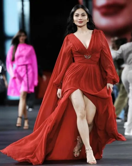 Ariel Tatum Kenang Perjuangan Mencintai Diri Sendiri Saat Catwalk di Paris Fashion Week 4