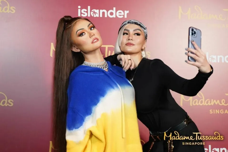 Patung Lilin Agnezmo Akhirnya Dipajang di Madame Tussauds Singapura. Bangga! 2 Patung lilin Agnezmo sebagai warisan