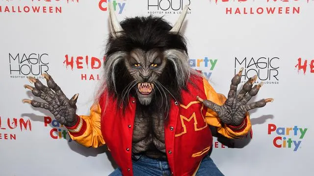 11 Kostum Halloween Nyentrik ala Heidi Klum, Dari Cacing sampai Mayat 15 Heidi Klum Halloween