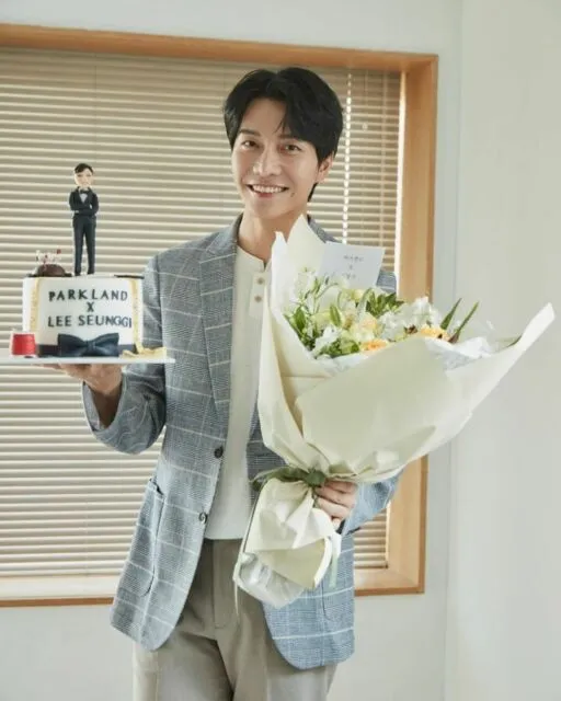 Dispatch Ungkap Lee Seung Gi Tak Terima Gaji dari Agensi Selama 18 Tahun Bekerja 4 Lee Seung Gi 18 tahun tak dibayar
