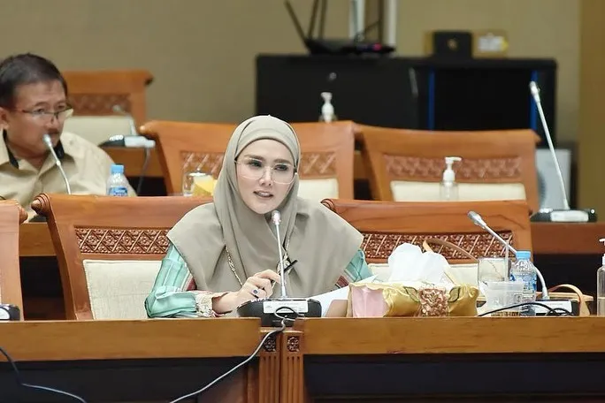 Mulan Jameela Wisuda S1, Ungkap Butuh Bertahun-Tahun Dapat Izin Suami untuk Sekolah 4 Mulan Jameela wisuda s1