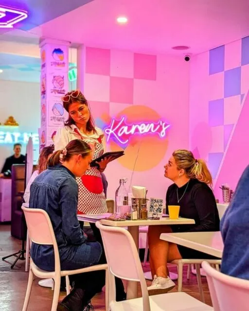 4 Tipe Orang yang Sebaiknya Nggak Usah Makan di Karen's Diner. Dijamin Susah Tahan Emosi! 7 Pelanggan=teman gelut