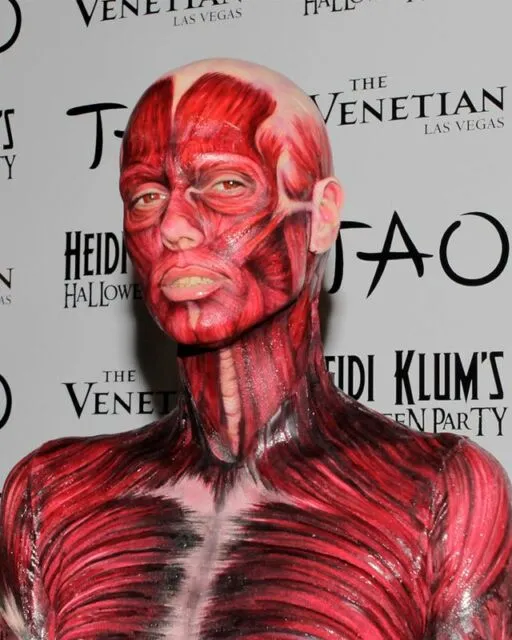 11 Kostum Halloween Nyentrik ala Heidi Klum, Dari Cacing sampai Mayat 20 Heidi Klum Halloween